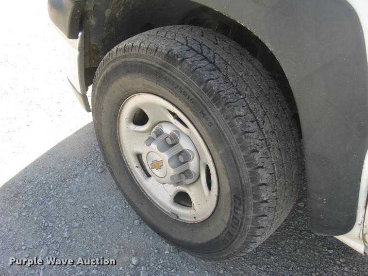 image for item DC2262 2001 Chevrolet Silverado 2500 utility bed pickup truck