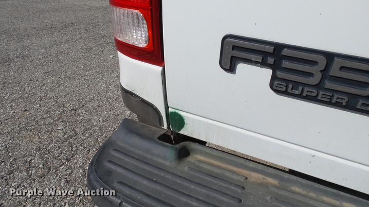 image for item DC4197 2002 Ford F350 Super Duty SuperCab pickup truck