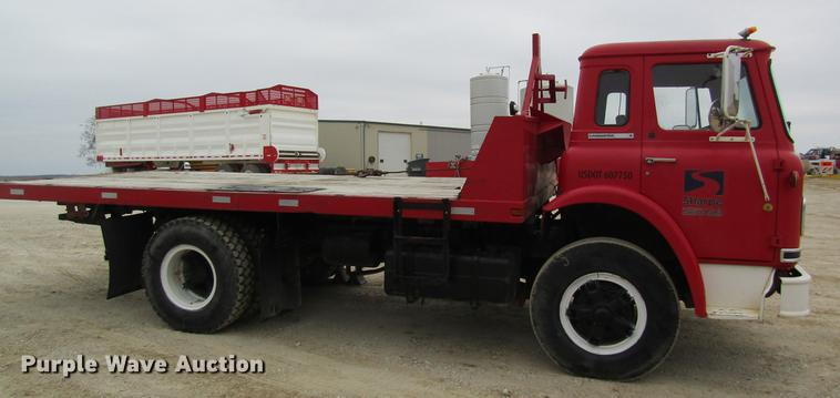 image for item DC4304 1977 International C01710B rollback truck