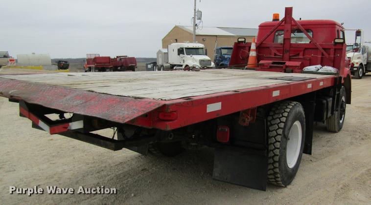 image for item DC4304 1977 International C01710B rollback truck
