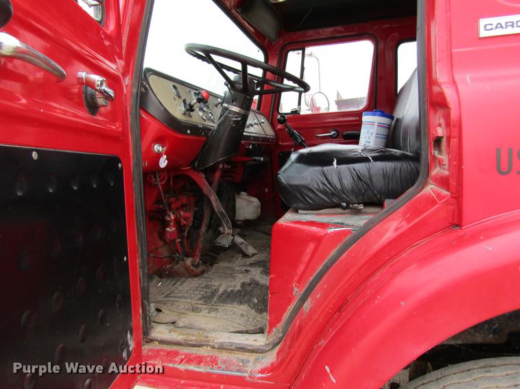 image for item DC4304 1977 International C01710B rollback truck