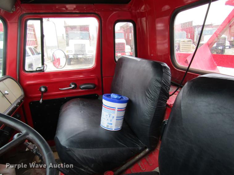 image for item DC4304 1977 International C01710B rollback truck