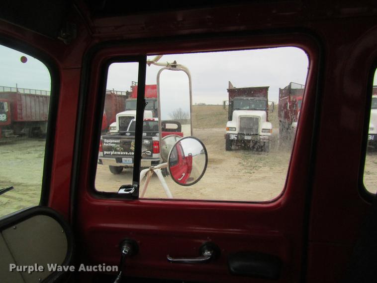 image for item DC4304 1977 International C01710B rollback truck