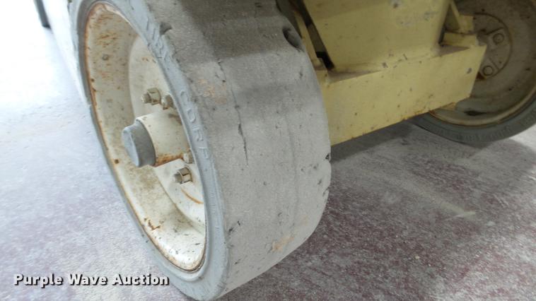 image for item DC5508 1999 JLG 2032E2 scissor lift