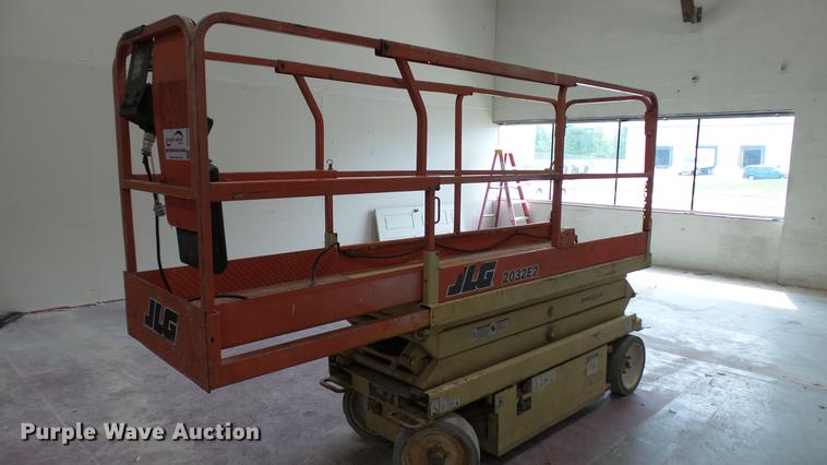 image for item DC5508 1999 JLG 2032E2 scissor lift