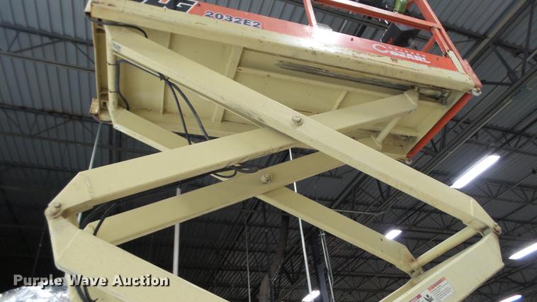 image for item DC5508 1999 JLG 2032E2 scissor lift