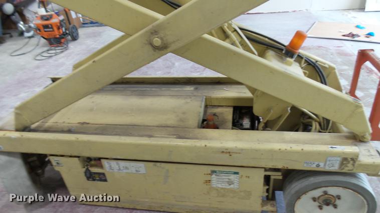 image for item DC5508 1999 JLG 2032E2 scissor lift