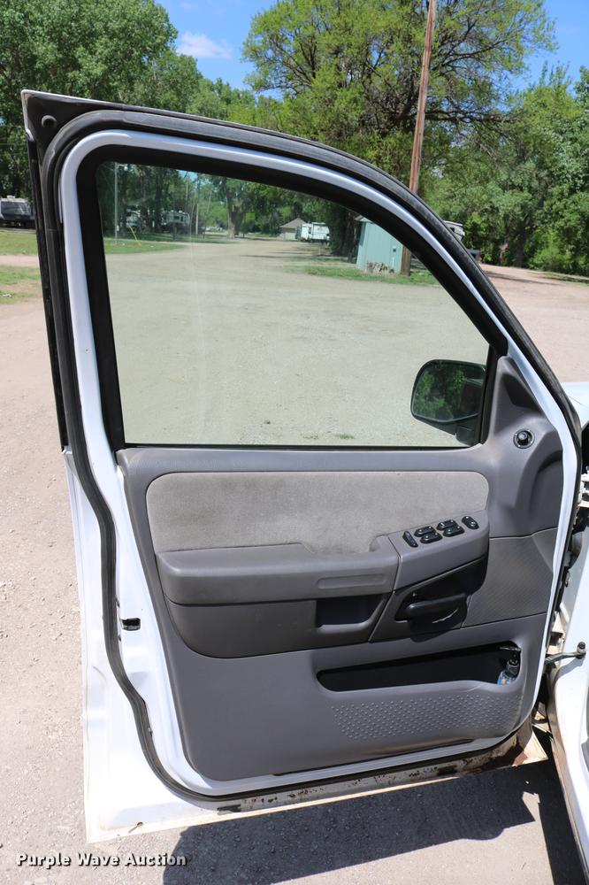 image for item DD4240 2005 Ford Explorer XLT SUV