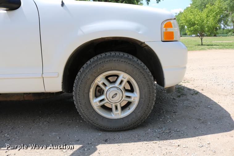image for item DD4240 2005 Ford Explorer XLT SUV