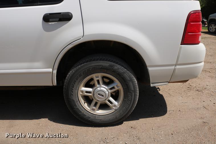 image for item DD4240 2005 Ford Explorer XLT SUV