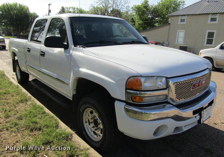 image for item DD5667 2005 GMC Sierra 1500HD Crew Cab pickup truck