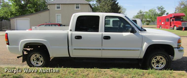 image for item DD5667 2005 GMC Sierra 1500HD Crew Cab pickup truck
