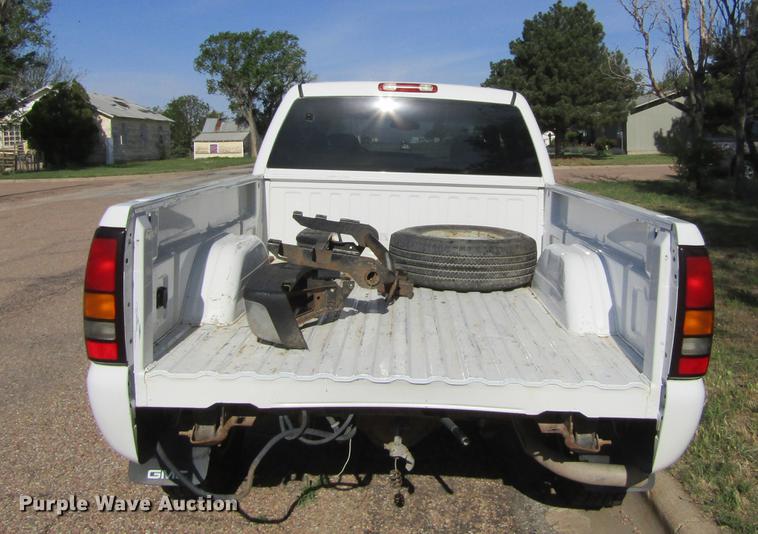 image for item DD5667 2005 GMC Sierra 1500HD Crew Cab pickup truck