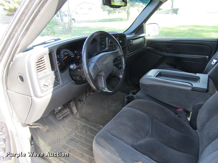 image for item DD5667 2005 GMC Sierra 1500HD Crew Cab pickup truck