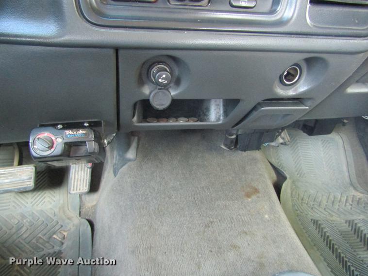 image for item DD5667 2005 GMC Sierra 1500HD Crew Cab pickup truck