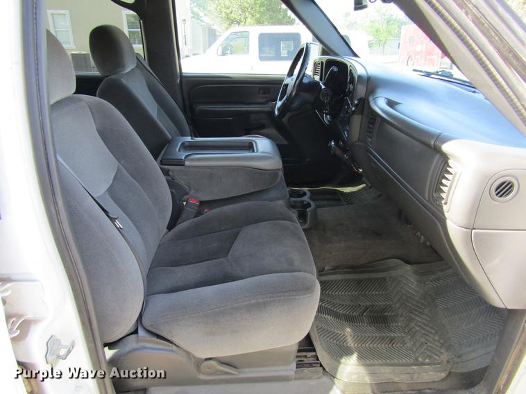 image for item DD5667 2005 GMC Sierra 1500HD Crew Cab pickup truck