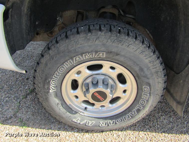 image for item DD5667 2005 GMC Sierra 1500HD Crew Cab pickup truck