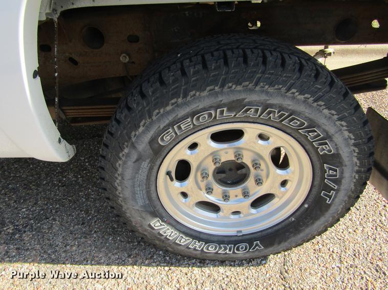 image for item DD5667 2005 GMC Sierra 1500HD Crew Cab pickup truck