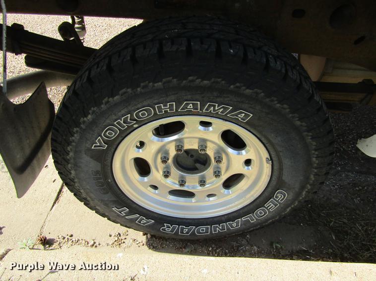 image for item DD5667 2005 GMC Sierra 1500HD Crew Cab pickup truck