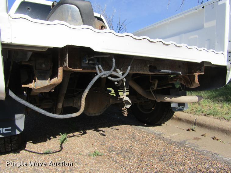 image for item DD5667 2005 GMC Sierra 1500HD Crew Cab pickup truck