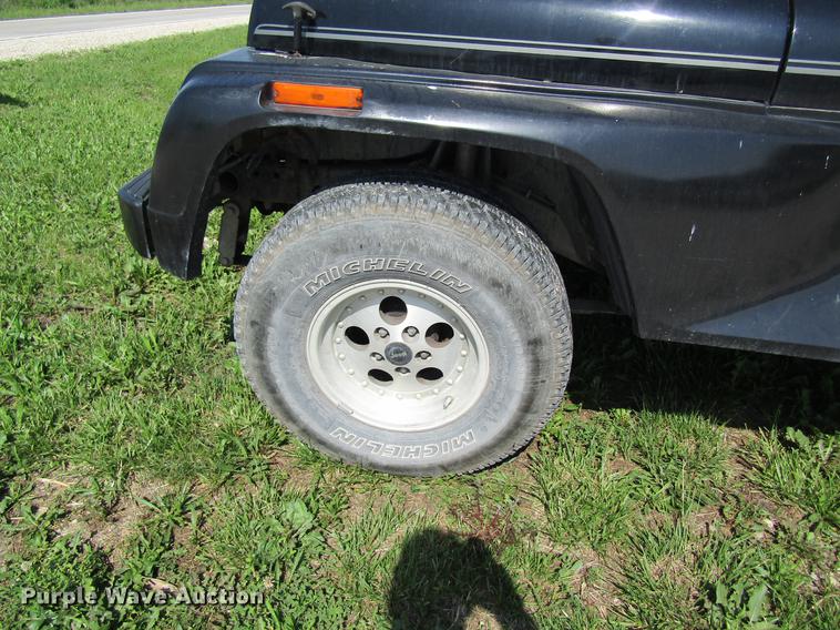 image for item DD8463 1994 Jeep Wrangler Renegade SUV