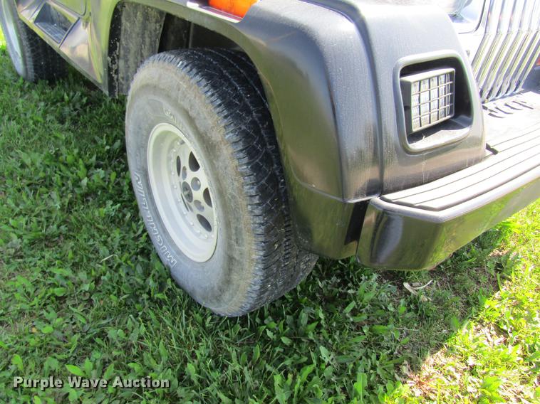 image for item DD8463 1994 Jeep Wrangler Renegade SUV