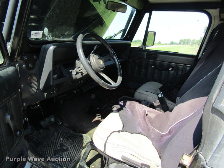 image for item DD8463 1994 Jeep Wrangler Renegade SUV