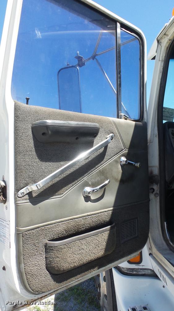 image for item DE2614 1994 Ford LTLA9000 AeroMax 120 semi truck