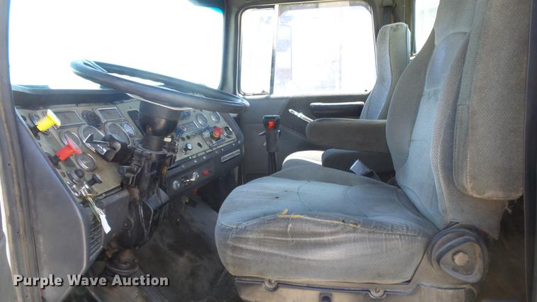 image for item DE2614 1994 Ford LTLA9000 AeroMax 120 semi truck