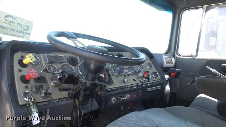 image for item DE2614 1994 Ford LTLA9000 AeroMax 120 semi truck