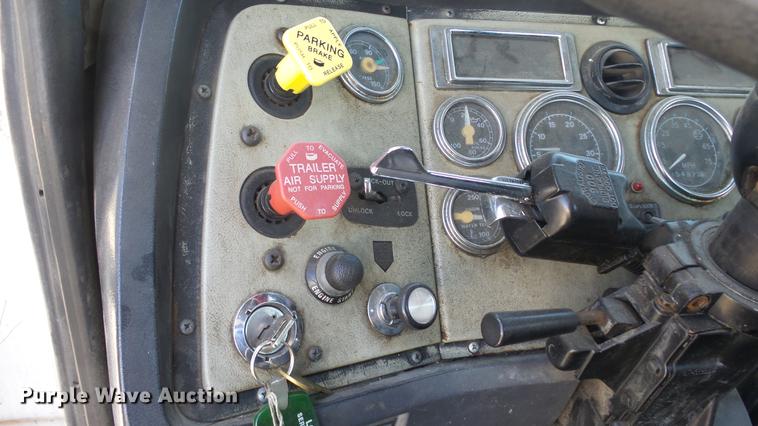 image for item DE2614 1994 Ford LTLA9000 AeroMax 120 semi truck