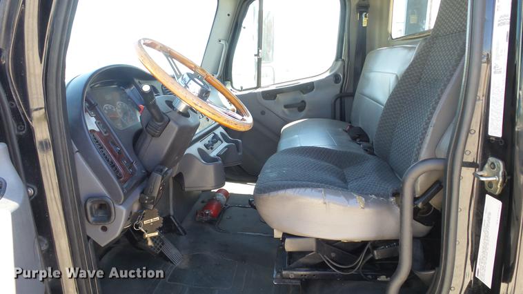 image for item DE2616 2006 Freightliner M2 106 wrecker truck