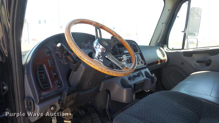 image for item DE2616 2006 Freightliner M2 106 wrecker truck