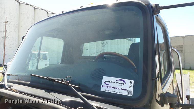 image for item DE2616 2006 Freightliner M2 106 wrecker truck