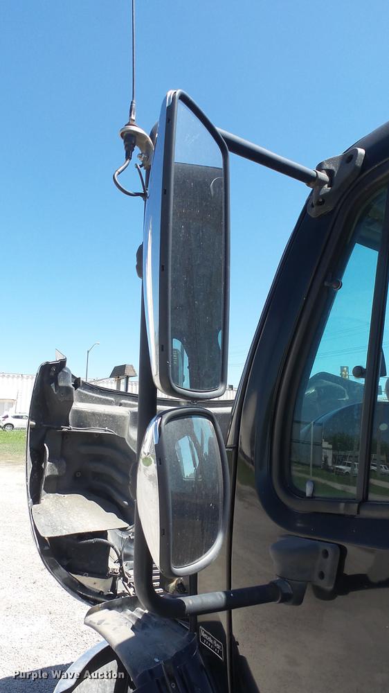 image for item DE2616 2006 Freightliner M2 106 wrecker truck