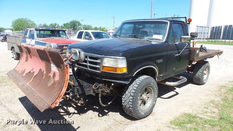 image for item DE2617 1993 Ford F250 flatbed pickup truck