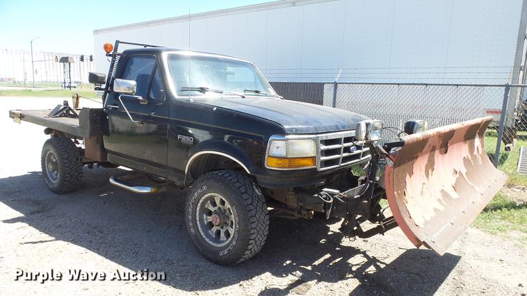 image for item DE2617 1993 Ford F250 flatbed pickup truck