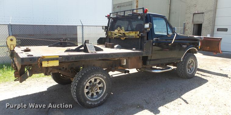 image for item DE2617 1993 Ford F250 flatbed pickup truck