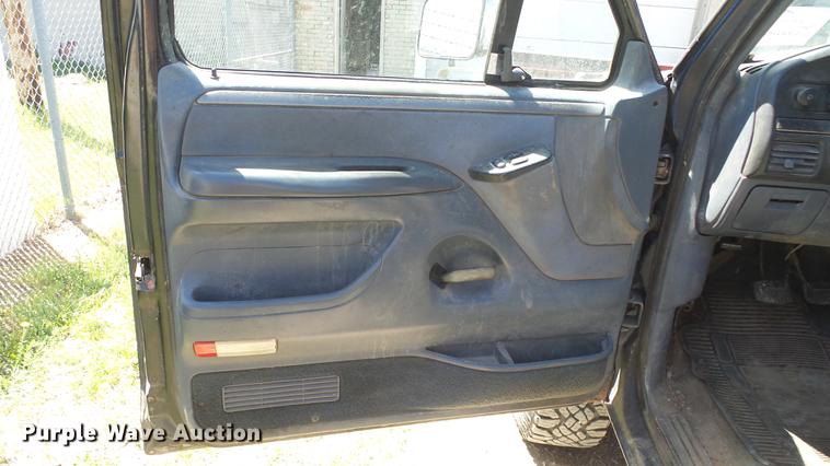 image for item DE2617 1993 Ford F250 flatbed pickup truck