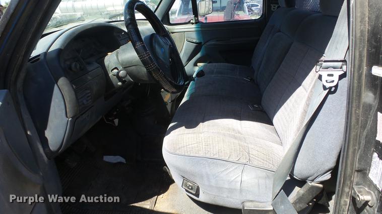 image for item DE2617 1993 Ford F250 flatbed pickup truck