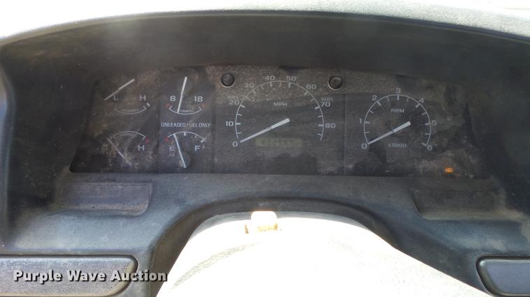 image for item DE2617 1993 Ford F250 flatbed pickup truck