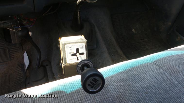 image for item DE2617 1993 Ford F250 flatbed pickup truck