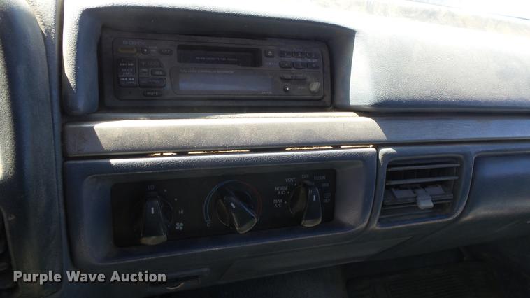 image for item DE2617 1993 Ford F250 flatbed pickup truck