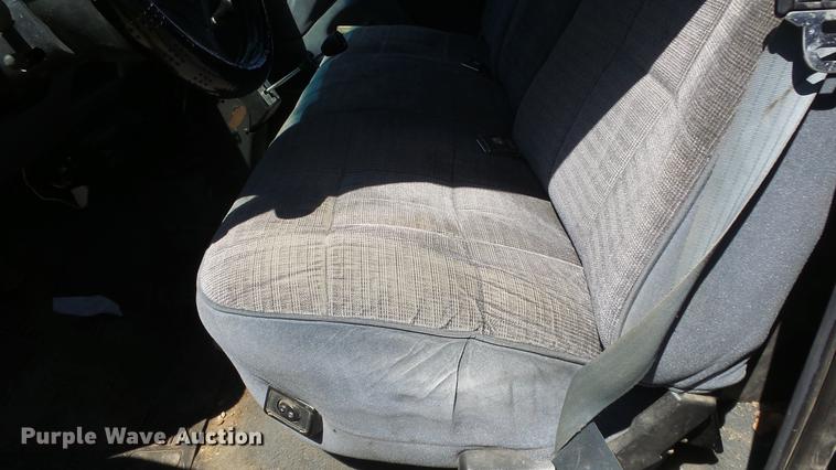 image for item DE2617 1993 Ford F250 flatbed pickup truck