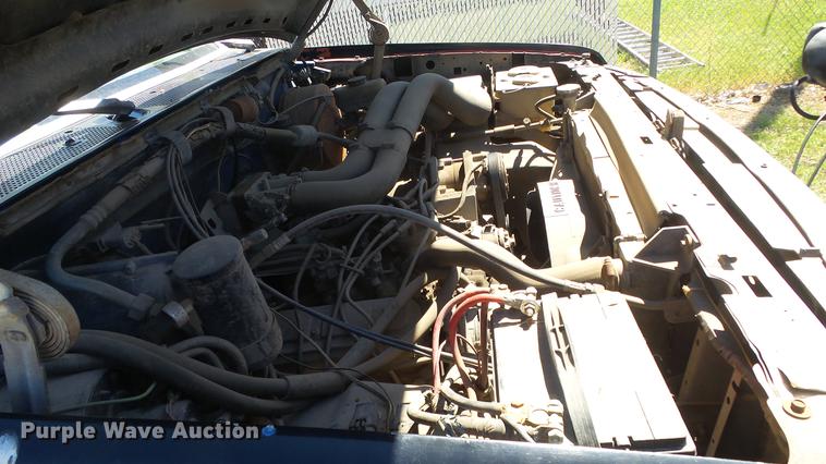 image for item DE2617 1993 Ford F250 flatbed pickup truck