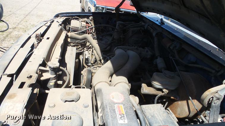 image for item DE2617 1993 Ford F250 flatbed pickup truck