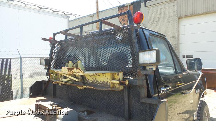 image for item DE2617 1993 Ford F250 flatbed pickup truck