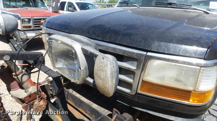 image for item DE2617 1993 Ford F250 flatbed pickup truck