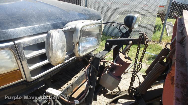 image for item DE2617 1993 Ford F250 flatbed pickup truck