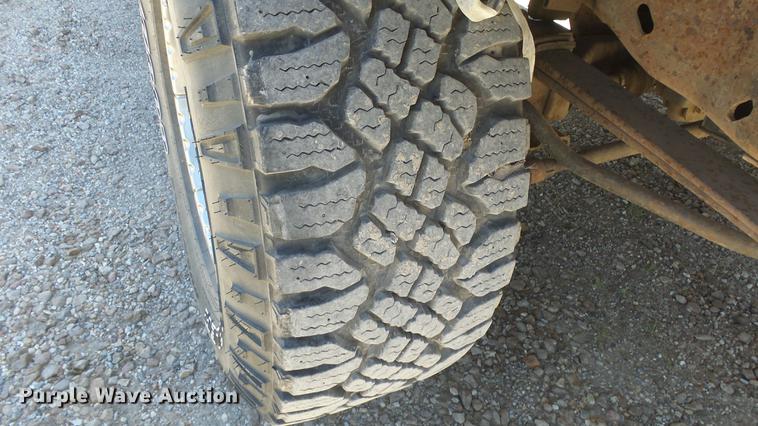 image for item DE2617 1993 Ford F250 flatbed pickup truck